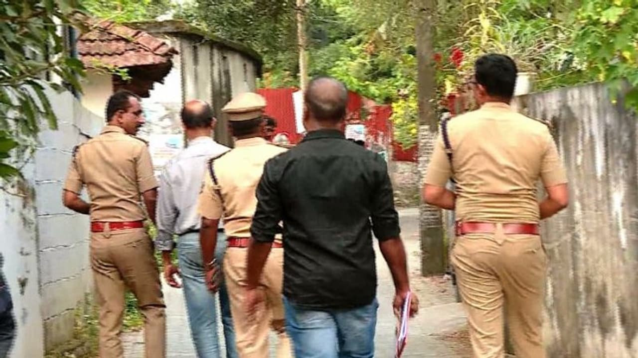 ഇൻസ്റ്റാഗ്രാമിൽ ലൈവിട്ട് ആത്മഹത്യാ ശ്രമം: പത്ത് മിനിറ്റിൽ യുവതിയെ രക്ഷപ്പെടുത്തി കേരള പൊലീസ് ഇൻസ്റ്റാഗ്രാമിൽ ലൈവിട്ട് ആത്മഹത്യാ ശ്രമം: പത്ത് മിനിറ്റിൽ യുവതിയെ രക്ഷപ്പെടുത്തി കേരള പൊലീസ്