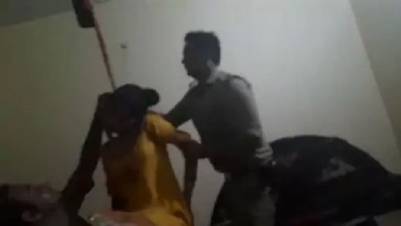 बिजनौर में पति से झगड़ा होने के बाद महिला ने लगाई फांसी, पुलिस के द्वारा किए गए इस काम से बच गई पीड़िता की जान बिजनौर में पति से झगड़ा होने के बाद महिला ने लगाई फांसी, पुलिस के द्वारा किए गए इस काम से बच गई पीड़िता की जान