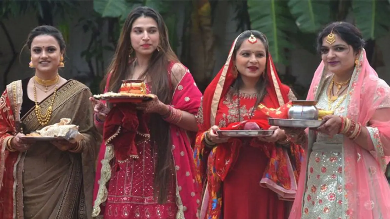 करवा चौथ के लिए भूलकर भी ना खरीदें इन रंगों की साड़ी, वैवाहिक जीवन पर पड़ सकता है बुरा असर करवा चौथ के लिए भूलकर भी ना खरीदें इन रंगों की साड़ी, वैवाहिक जीवन पर पड़ सकता है बुरा असर