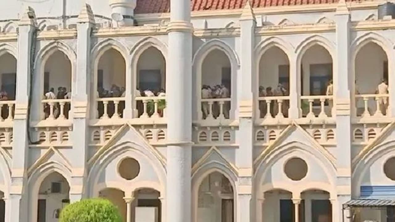 Madhya Pradesh: ವಕೀಲ ಆತ್ಮಹತ್ಯೆ; ಜಬಲ್ಪುರ ಹೈಕೋರ್ಟ್ನಲ್ಲಿ ಭುಗಿಲೆದ್ದ ಪ್ರತಿಭಟನೆ Madhya Pradesh: ವಕೀಲ ಆತ್ಮಹತ್ಯೆ; ಜಬಲ್ಪುರ ಹೈಕೋರ್ಟ್ನಲ್ಲಿ ಭುಗಿಲೆದ್ದ ಪ್ರತಿಭಟನೆ