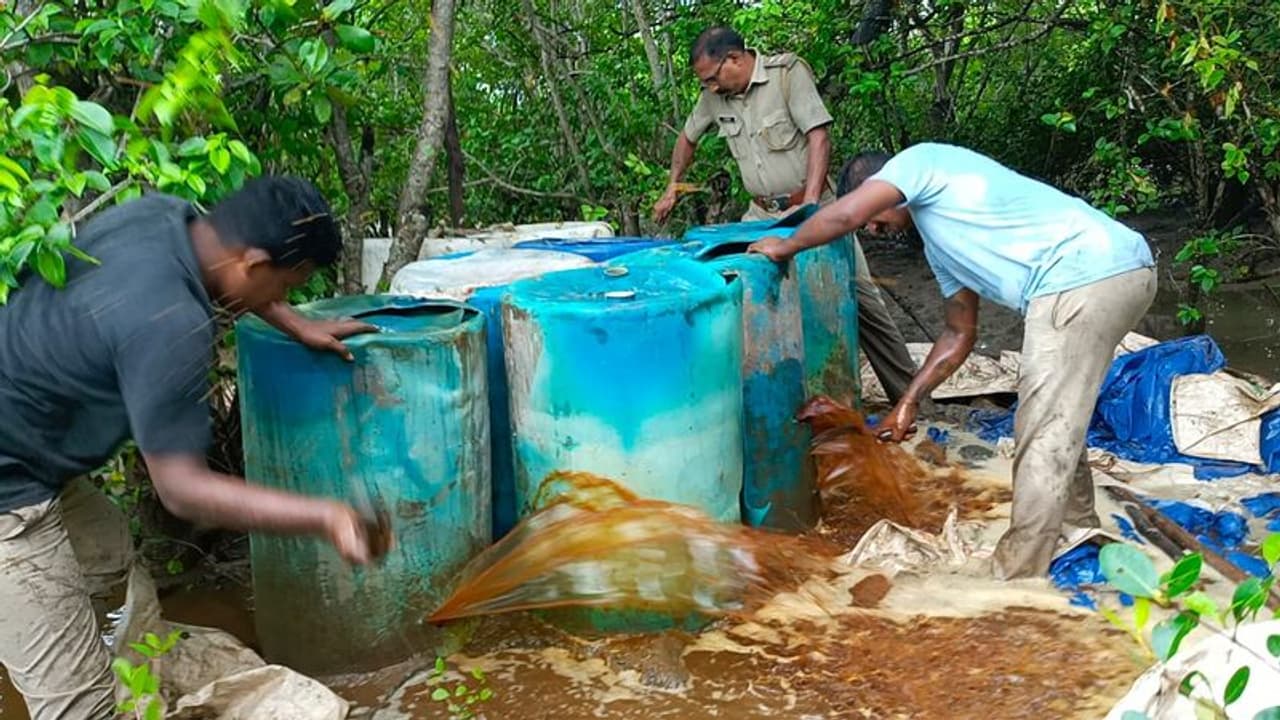 మునుగోడు ఉపఎన్నికలో నకిలీ మద్యం సరఫరా: ఒడిశాలో లిక్కర్ బాట్లింగ్ యూనిట్ గుర్తింపు మునుగోడు ఉపఎన్నికలో నకిలీ మద్యం సరఫరా: ఒడిశాలో లిక్కర్ బాట్లింగ్ యూనిట్ గుర్తింపు