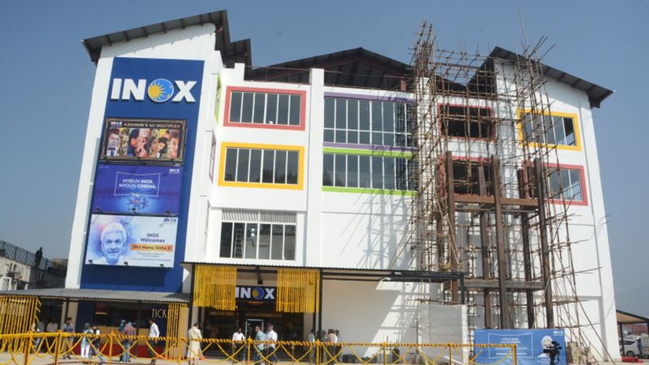 మూడు దశబ్దాల నిరీక్షణకు తెర.. జమ్మూ కాశ్మీర్ లో సినిమా హాళ్లు రీ ఓపెన్.. మూడు దశబ్దాల నిరీక్షణకు తెర.. జమ్మూ కాశ్మీర్ లో సినిమా హాళ్లు రీ ఓపెన్..