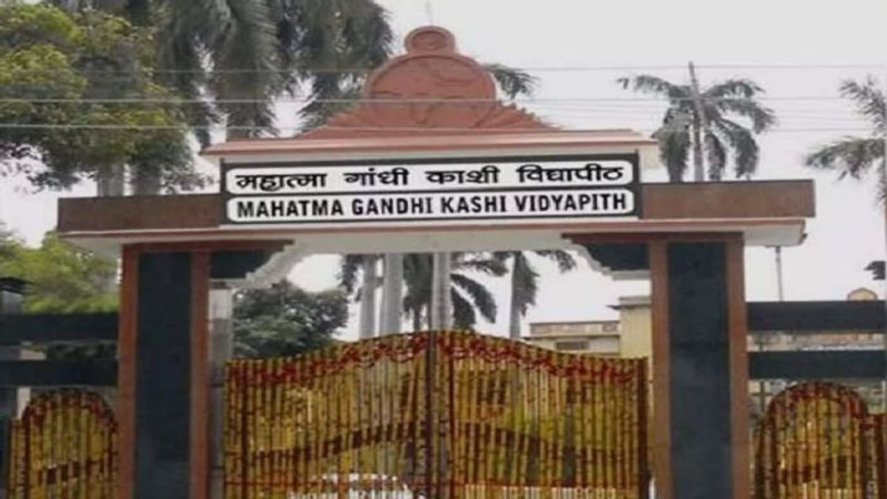 महिलाओं द्वारा नवरात्र उपवास पर गेस्ट लेक्चरर को टिप्पणी करना पड़ा भारी, काशी विद्यापीठ ने उठाया सख्त कदम महिलाओं द्वारा नवरात्र उपवास पर गेस्ट लेक्चरर को टिप्पणी करना पड़ा भारी, काशी विद्यापीठ ने उठाया सख्त कदम