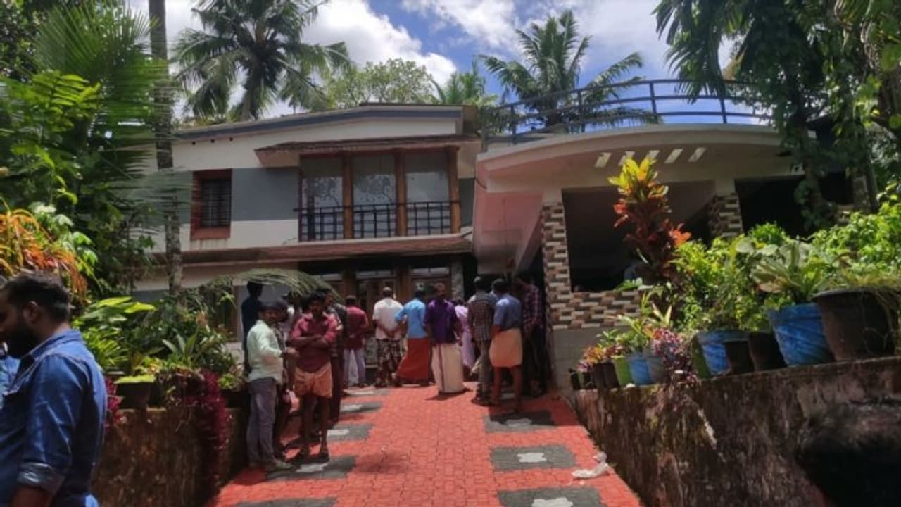 കിളിമാനൂരിൽ ദമ്പതിമാരെ മുൻ സൈനികൻ പെട്രോളൊഴിച്ച് കത്തിച്ചു, ഭർത്താവ് മരിച്ചു; പിന്നിൽ മുൻവൈരാഗ്യം കിളിമാനൂരിൽ ദമ്പതിമാരെ മുൻ സൈനികൻ പെട്രോളൊഴിച്ച് കത്തിച്ചു, ഭർത്താവ് മരിച്ചു; പിന്നിൽ മുൻവൈരാഗ്യം