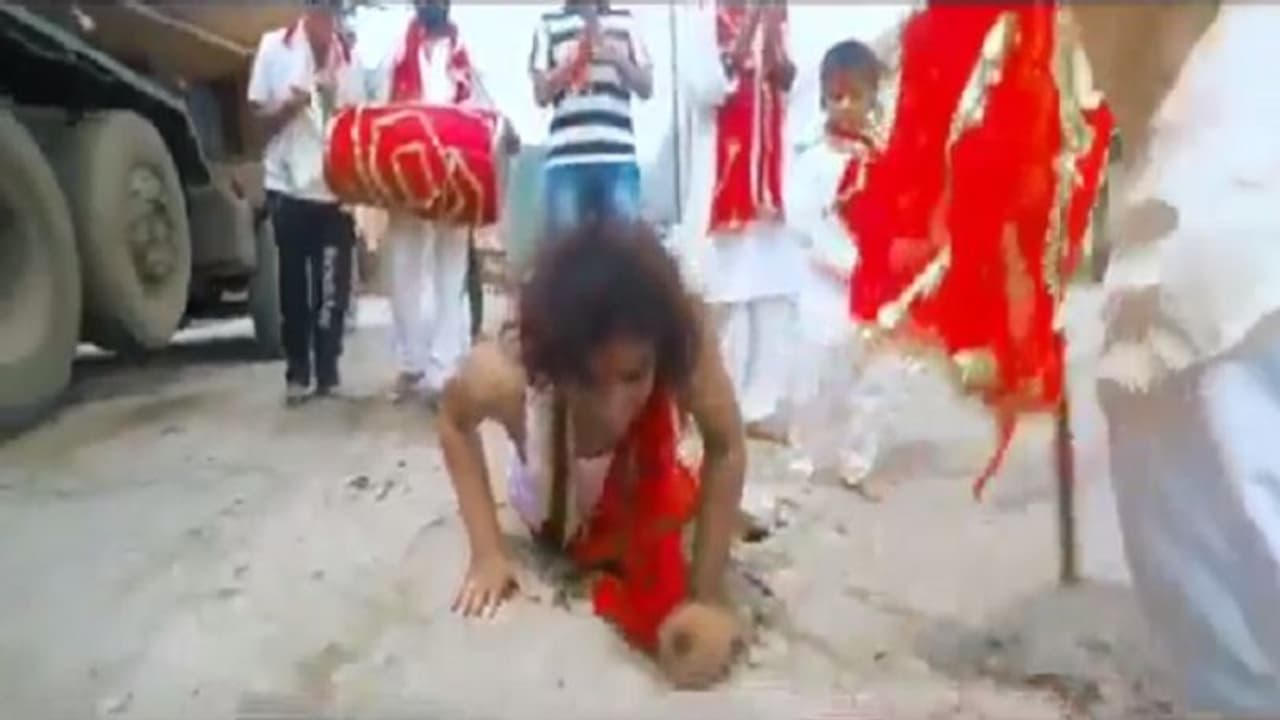 खराब सड़कों को लेकर सिंगर ने बनाया गाना, देवी मां से की अनोखी फरियाद खराब सड़कों को लेकर सिंगर ने बनाया गाना, देवी मां से की अनोखी फरियाद