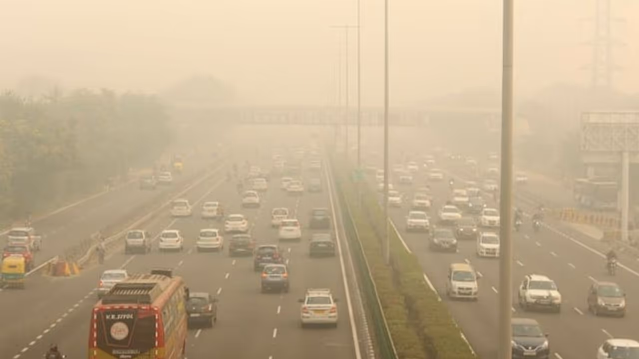 ফের দূষণের মাত্রা পারদ ছাপালো দিল্লিতে, বর্তমানে সেখানে বায়ুদূষণে মান "গুরুতর"