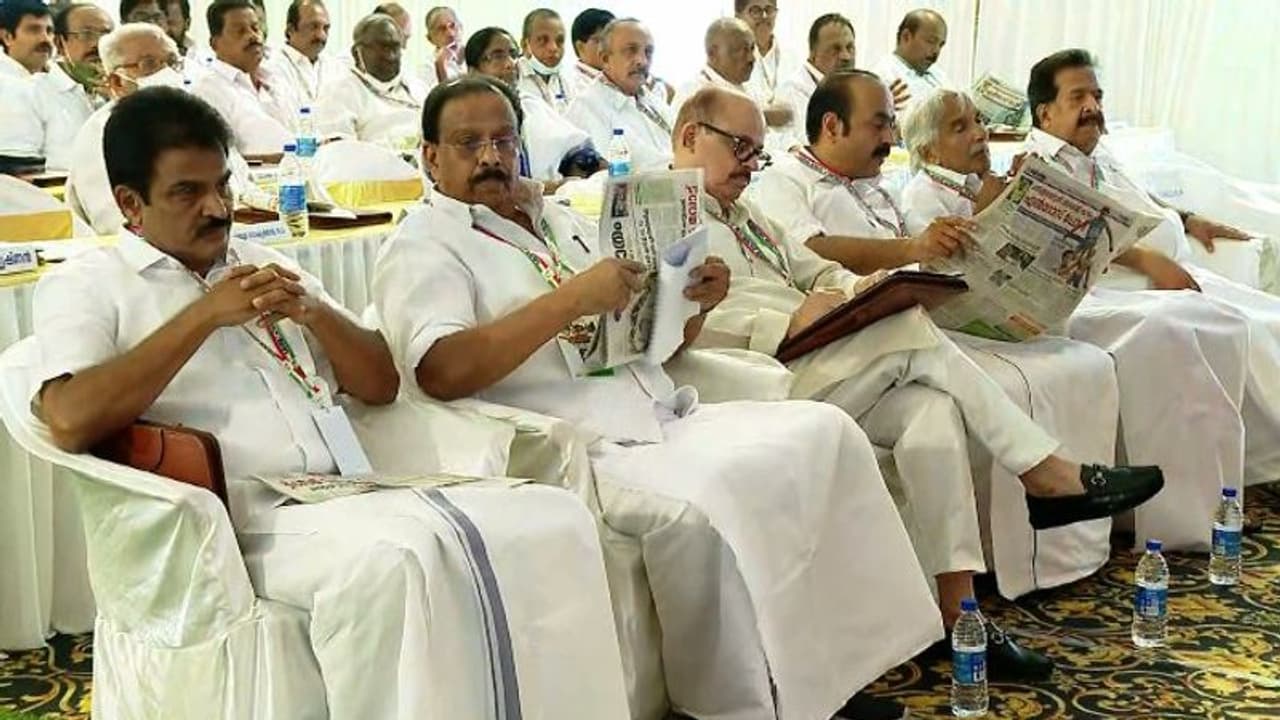 തരൂരിന് പിന്തുണയുമായി യുവനിര; നിലപാട് പറയാതെ സുധാകരൻ, ഖാ‍ര്‍ഗ്ഗെയ്ക്ക് വേണ്ടി ചെന്നിത്തല രംഗത്ത്