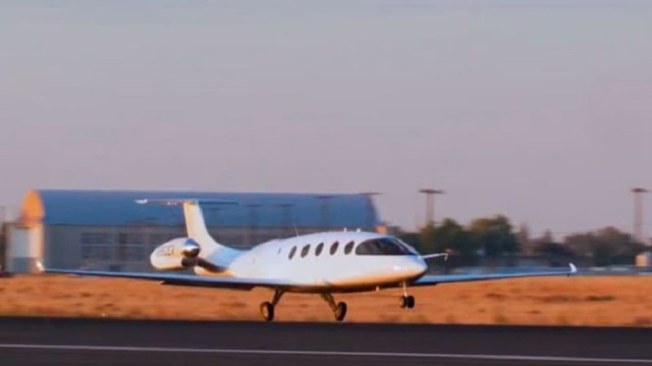 ఎలక్ట్రిక్ బైక్లు, స్కూటర్లు, కార్లు చూశారు.. కానీ గాల్లో ఎగిరే ఎలక్ట్రిక్ ప్లేన్ చూసారా.. ? ఎలక్ట్రిక్ బైక్లు, స్కూటర్లు, కార్లు చూశారు.. కానీ గాల్లో ఎగిరే ఎలక్ట్రిక్ ప్లేన్ చూసారా.. ?