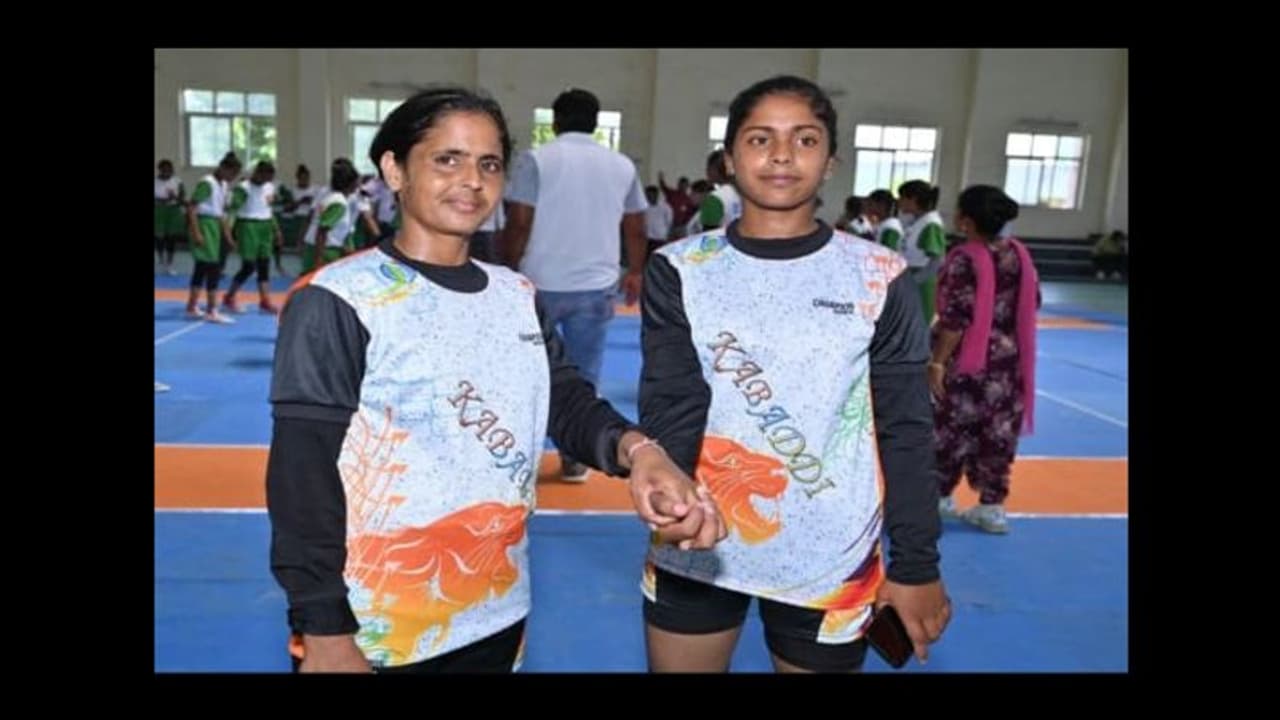 अनोखा मामलाः कबड्डी में नहीं मिला पार्टनर तो मां को खिलाने ले गई बेटी, नतीजा सबको चटा दिया धूल अनोखा मामलाः कबड्डी में नहीं मिला पार्टनर तो मां को खिलाने ले गई बेटी, नतीजा सबको चटा दिया धूल