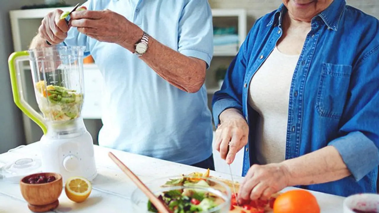 65 വയസ് കഴിഞ്ഞവരാണോ? എങ്കിൽ ഭക്ഷണത്തിൽ ശ്രദ്ധിക്കേണ്ടത്...