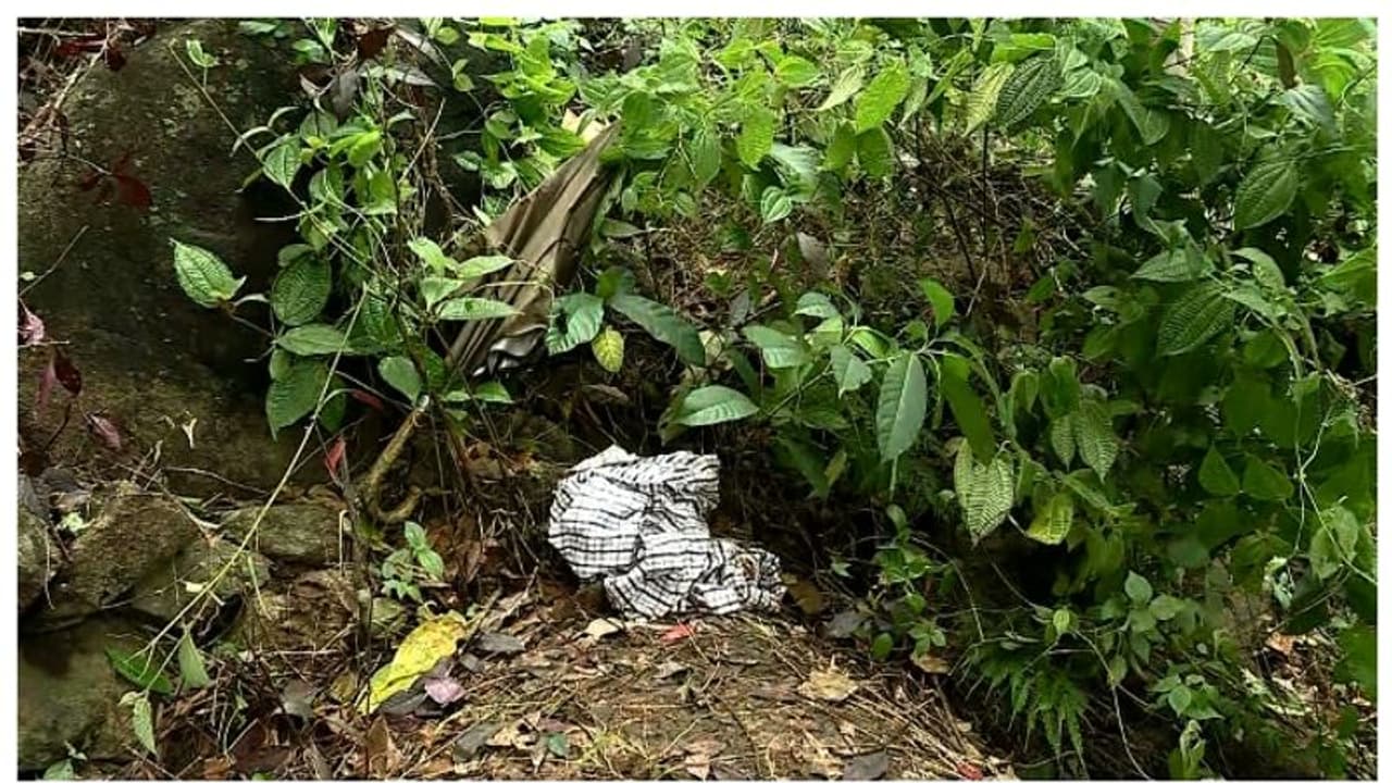 റാന്നിയില് കാട് തെളിക്കുന്നതിനിടെ റബര് തോട്ടത്തില് അസ്ഥികൂടം, 3 മാസം മുമ്പ് കാണാതായ ആളുടേതെന്ന് പൊലീസ് റാന്നിയില് കാട് തെളിക്കുന്നതിനിടെ റബര് തോട്ടത്തില് അസ്ഥികൂടം, 3 മാസം മുമ്പ് കാണാതായ ആളുടേതെന്ന് പൊലീസ്