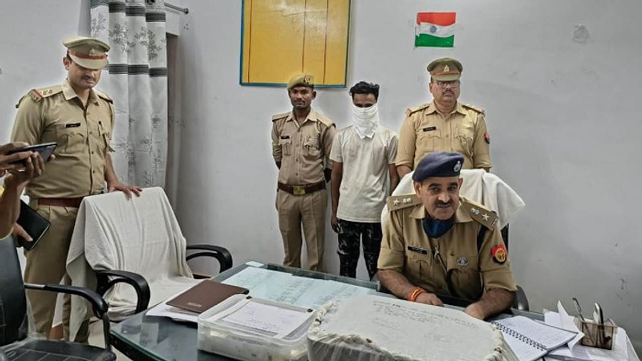 कानपुर: हाईस्कूल फेल को ऑनलाइन गेम में भी मिली हार, दोस्त के साथ मिलकर छापने लगा नकली नोट कानपुर: हाईस्कूल फेल को ऑनलाइन गेम में भी मिली हार, दोस्त के साथ मिलकर छापने लगा नकली नोट