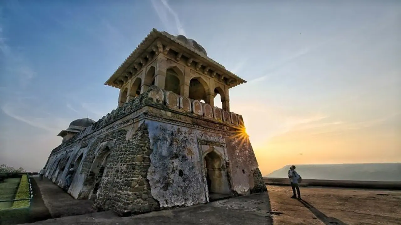 Swachh Survekshan Awards 2022: Indore bags cleanest city 6th time in a row, Surat retains 2nd position