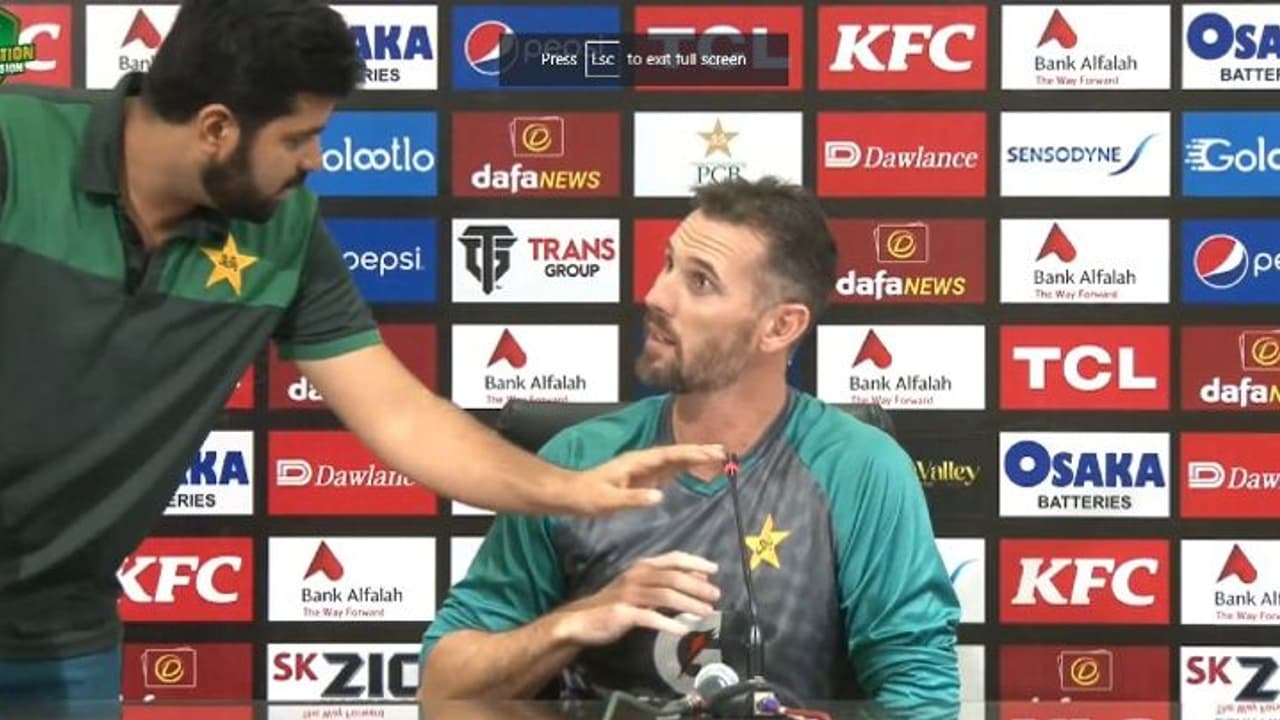  വാര്‍ത്താസമ്മേളനത്തിനിടെ വിവാദ പരാമര്‍ശം; ഷോണ്‍ ടെയ്റ്റിന്‍റെ മൈക്ക് ഓഫ് ചെയ്ത് പാക് ബോര്‍ഡ് പ്രതിനിധി