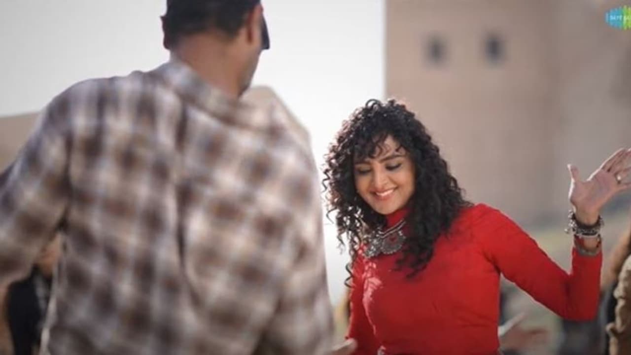 മഞ്ജു വാര്യരെ നൃത്തം പഠിപ്പിക്കുന്ന പ്രഭുദേവ; 'ആയിഷ'യിലെ പാട്ടെത്തി