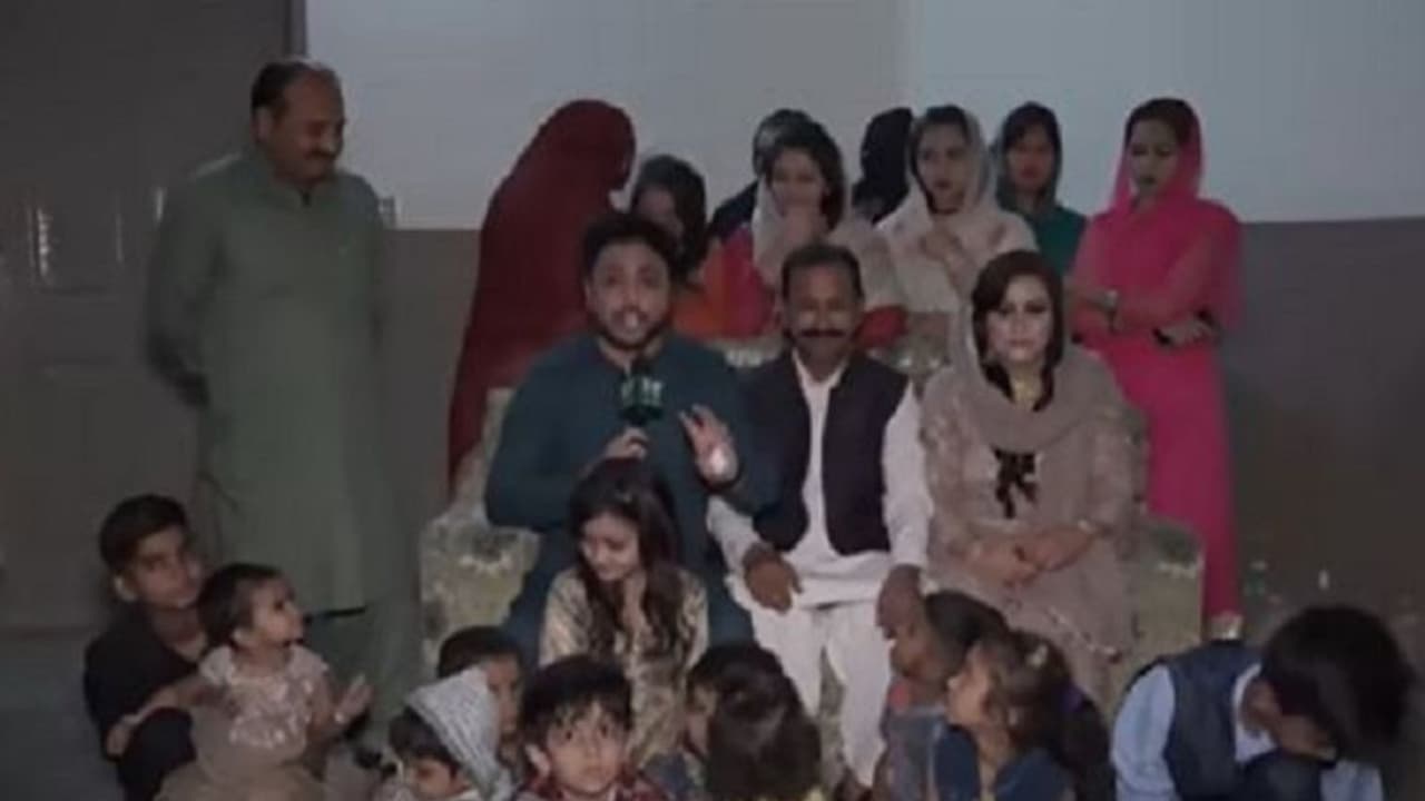 ಈ Pakistaniಗೆ ಒಂದಲ್ಲ 5 ಬಾರಿ ಮದುವೆ: ಈತನಿಗೆ 11 ಮಕ್ಕಳು, 40 ಮೊಮ್ಮಕ್ಕಳು..! ಈ Pakistaniಗೆ ಒಂದಲ್ಲ 5 ಬಾರಿ ಮದುವೆ: ಈತನಿಗೆ 11 ಮಕ್ಕಳು, 40 ಮೊಮ್ಮಕ್ಕಳು..!