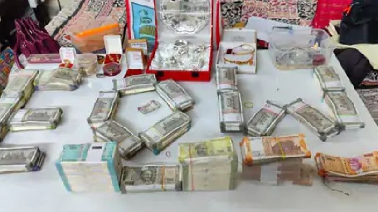 9 हजार सैलरी वाले के घर से मिली लाखों की दौलत, इतनी संपत्ति बनाई की देखते ही अधिकारियों के उड़ गए होश 9 हजार सैलरी वाले के घर से मिली लाखों की दौलत, इतनी संपत्ति बनाई की देखते ही अधिकारियों के उड़ गए होश