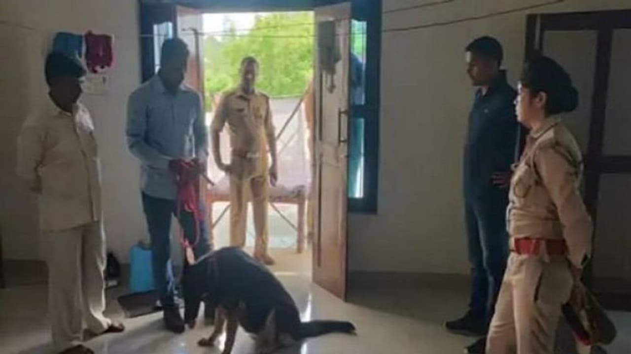 बरेली में टीचर के पति ने फांसी लगाकर की खुदकुशी, पिता को इस हालत में देख बेटी की निकल गई चीख बरेली में टीचर के पति ने फांसी लगाकर की खुदकुशी, पिता को इस हालत में देख बेटी की निकल गई चीख