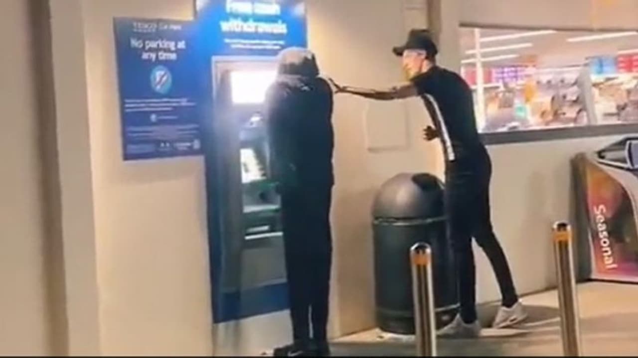 എടിഎമ്മിന് മുന്നില്‍ നില്‍ക്കുന്നയാള്‍ മാറുന്നില്ല; ഒടുവില്‍ 'ട്വിസ്റ്റ്'