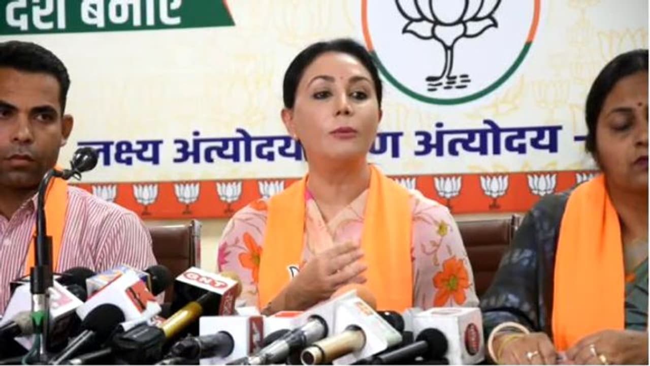 राजस्थान सियासत में क्यों उछला प्रियंका गांधी का नाम, BJP सांसद बोली कहां हैं लड़की हूं लड़ सकती हूं वाली नेता राजस्थान सियासत में क्यों उछला प्रियंका गांधी का नाम, BJP सांसद बोली कहां हैं लड़की हूं लड़ सकती हूं वाली नेता