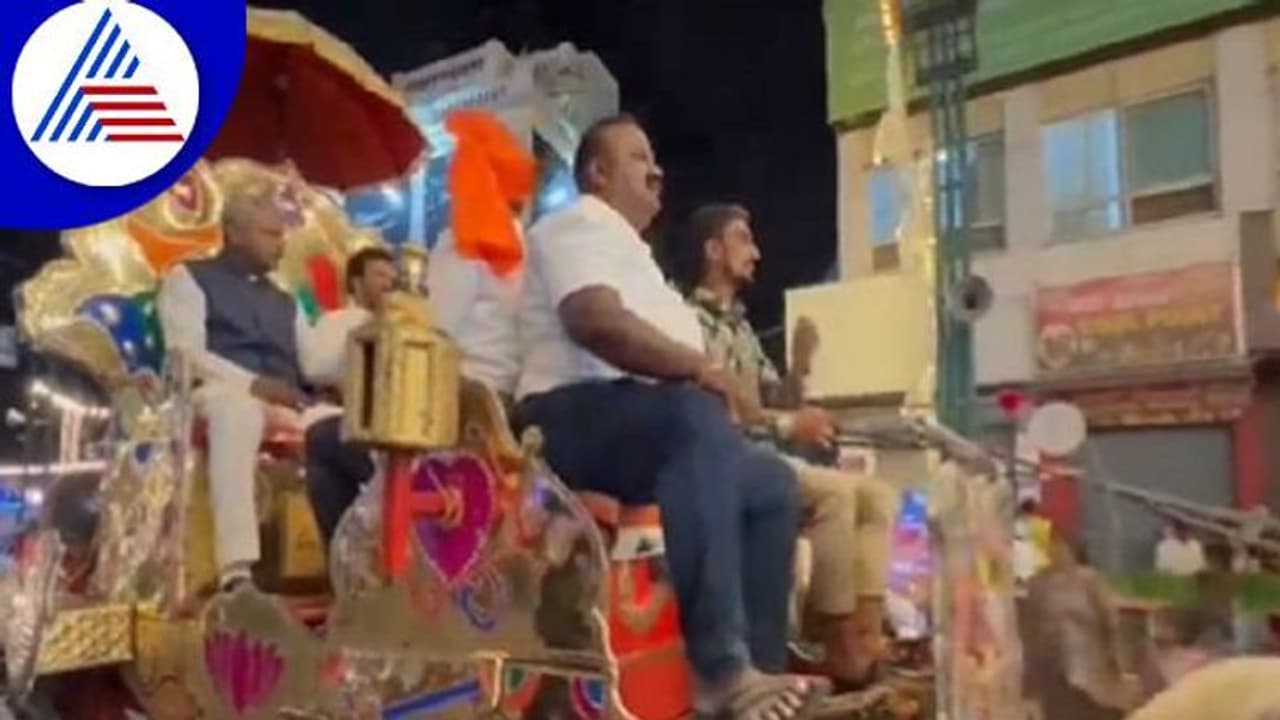 ಮೈಸೂರು ದಸರಾ: ಟಾಂಗಾ ಸವಾರಿ ಮಾಡಿ ದೀಪಾಲಂಕಾರ ವೀಕ್ಷಿಸಿದ ಸಚಿವ ಎಸ್ಟಿಎಸ್..! ಮೈಸೂರು ದಸರಾ: ಟಾಂಗಾ ಸವಾರಿ ಮಾಡಿ ದೀಪಾಲಂಕಾರ ವೀಕ್ಷಿಸಿದ ಸಚಿವ ಎಸ್ಟಿಎಸ್..!