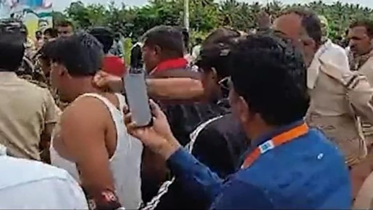 ഭാരത് ജോഡോ യാത്രയ്ക്കിടെ 'പേ സിഎം' ടി ഷർട്ട് ധരിച്ചെത്തിയ കോൺഗ്രസ് പ്രവർത്തകന് പൊലീസ് മർദ്ദനം, കേസ് ഭാരത് ജോഡോ യാത്രയ്ക്കിടെ 'പേ സിഎം' ടി ഷർട്ട് ധരിച്ചെത്തിയ കോൺഗ്രസ് പ്രവർത്തകന് പൊലീസ് മർദ്ദനം, കേസ്