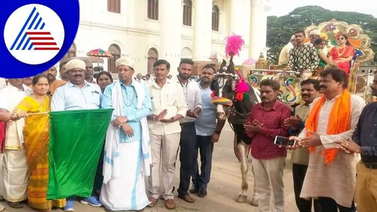 Mysuru Dasara: ಟಾಂಗಾ ಸವಾರಿಯಲ್ಲಿ ಮಿಂಚಿದ 42 ಜೋಡಿಗಳು..!