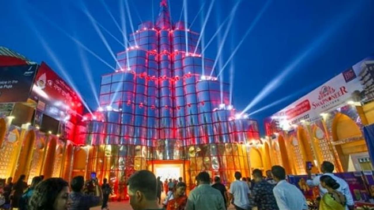 देश में दुर्गा पूजा उत्सव की धूम, देखने को मिल रही वेटिकन से लेकर बुर्ज खलीफा तक की झलक देश में दुर्गा पूजा उत्सव की धूम, देखने को मिल रही वेटिकन से लेकर बुर्ज खलीफा तक की झलक