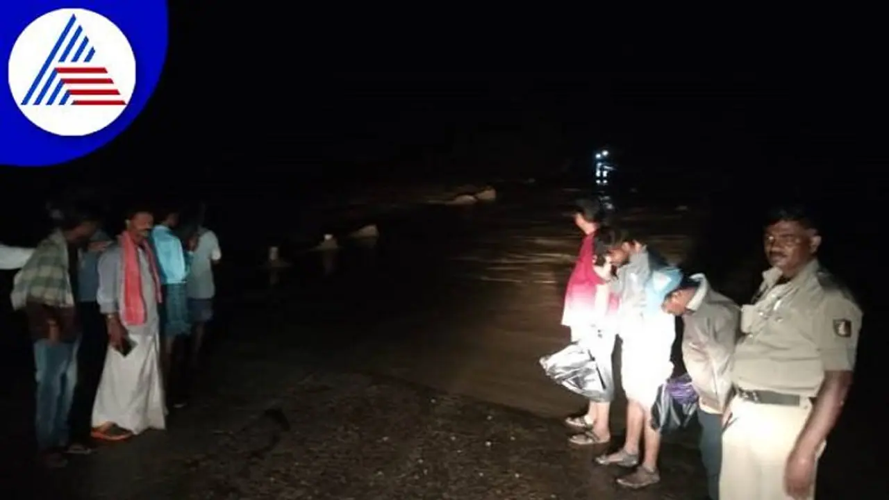 ಕೊಪ್ಪಳ: ಭಾರೀ ಮಳೆ, ಹಳ್ಳದಲ್ಲಿ ಕೊಚ್ಚಿ ಹೋದ ನಾಲ್ವರು ಮಹಿಳೆಯರು..! ಕೊಪ್ಪಳ: ಭಾರೀ ಮಳೆ, ಹಳ್ಳದಲ್ಲಿ ಕೊಚ್ಚಿ ಹೋದ ನಾಲ್ವರು ಮಹಿಳೆಯರು..!