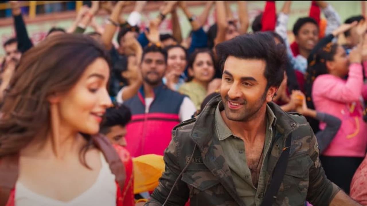 നൃത്തച്ചുവടുകളില്‍ വിസ്‍മയിപ്പിച്ച രണ്‍ബീര്‍, അലിയ; 'ബ്രഹ്‍മാസ്ത്ര' വീഡിയോ സോംഗ്