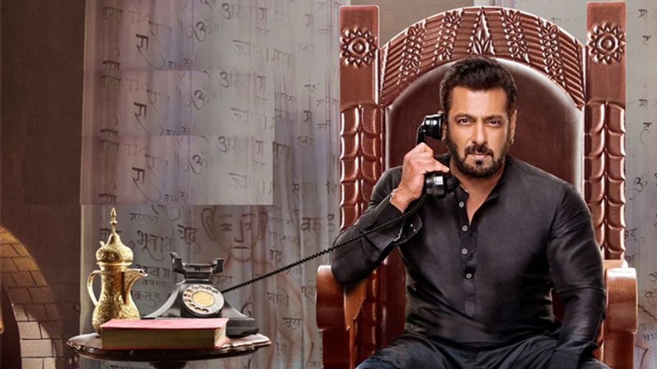 Bigg Boss LIVE: घर में एंटर हो चुके हैं ये 16 कंटेस्टेंट, इस बार आमने सामने होंगे 'बिग बॉस' और सलमान Bigg Boss LIVE: घर में एंटर हो चुके हैं ये 16 कंटेस्टेंट, इस बार आमने सामने होंगे 'बिग बॉस' और सलमान