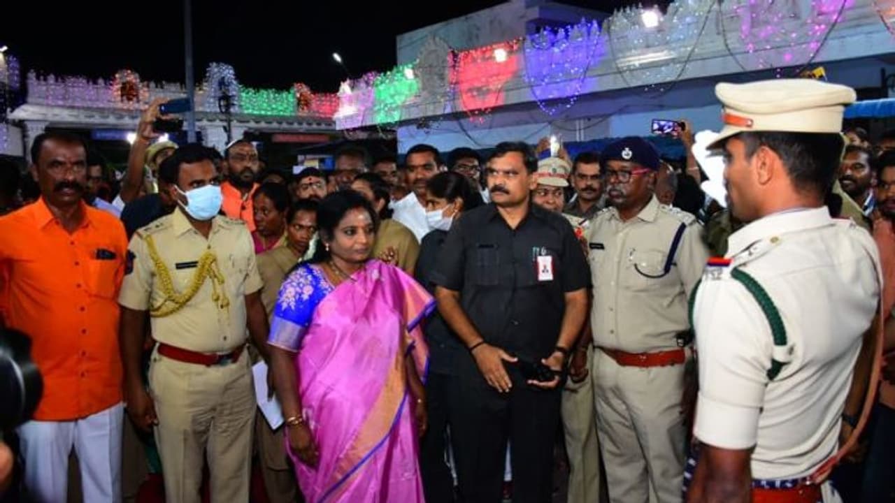 వేములవాడ రాజన్నను దర్శించుకున్న గవర్నర్ తమిళసై వేములవాడ రాజన్నను దర్శించుకున్న గవర్నర్ తమిళసై