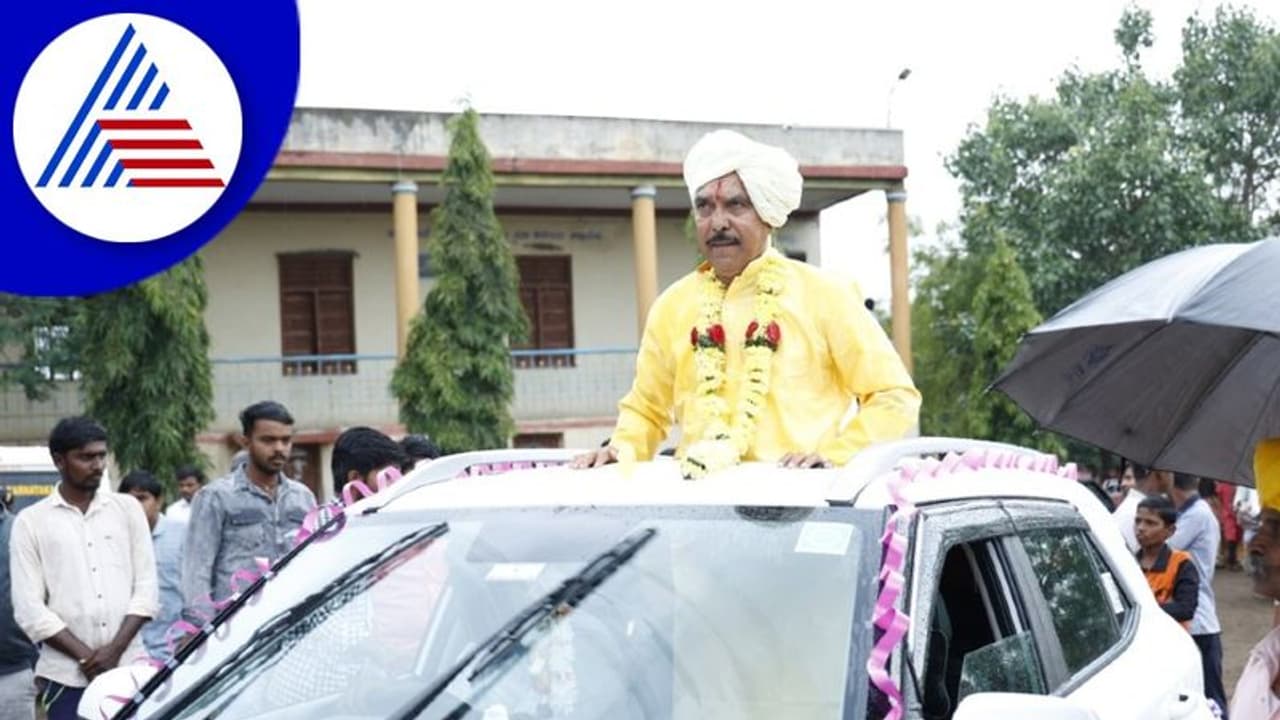 Vijayapura: ನಿವೃತ್ತ ಶಿಕ್ಷಕನಿಗೆ ಗ್ರಾಮಸ್ಥರಿಂದ ಕಂಡುಕೇಳರಿಯದ ಬೀಳ್ಕೊಡುಗೆ! Vijayapura: ನಿವೃತ್ತ ಶಿಕ್ಷಕನಿಗೆ ಗ್ರಾಮಸ್ಥರಿಂದ ಕಂಡುಕೇಳರಿಯದ ಬೀಳ್ಕೊಡುಗೆ!