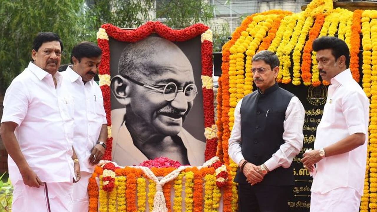 காந்தி சிலைக்கு மரியாதை செலுத்திய ஆர்.என்.ரவி, மு.க.ஸ்டாலின்...! தமிழக அரசுக்கு பாராட்டு தெரிவித்த ஆளுநர்