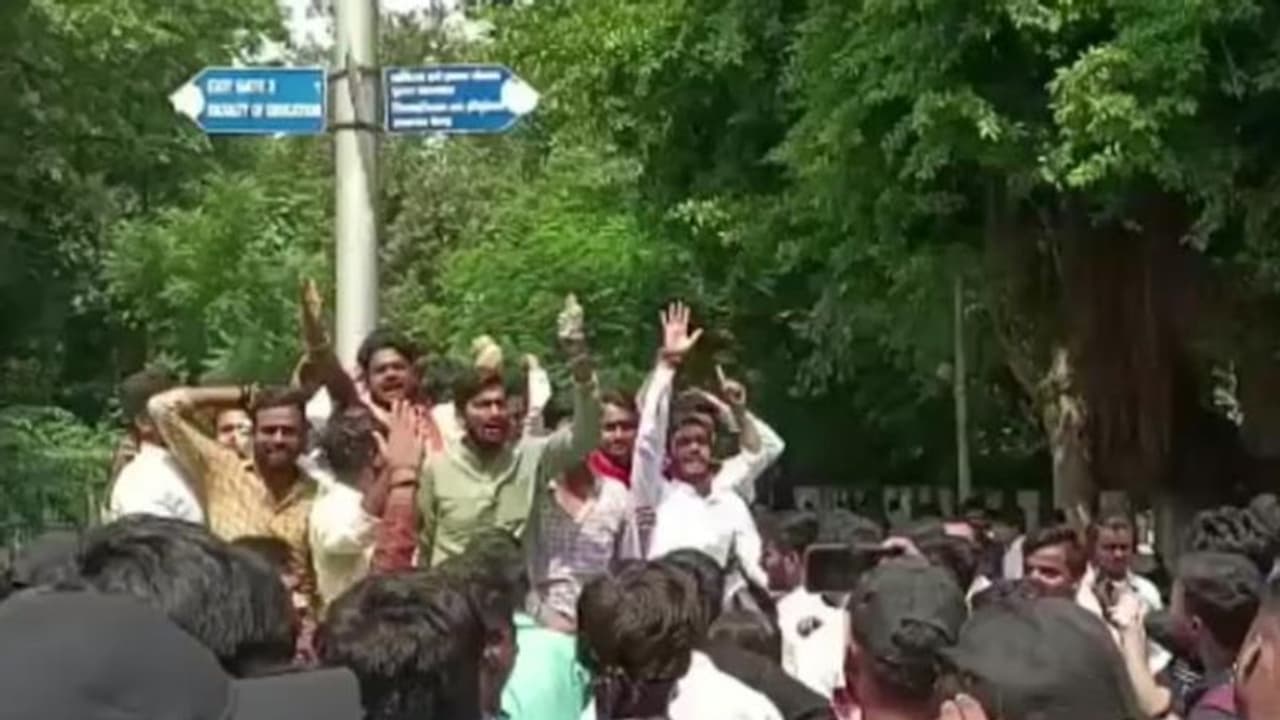 'നവരാത്രി ആഘോഷത്തിന് പകരം ഭരണഘടന വായിക്കൂ' എന്ന് പോസ്റ്റ്, പിന്നാലെ പ്രതിഷേധം, അധ്യാപകനെ പുറത്താക്കി