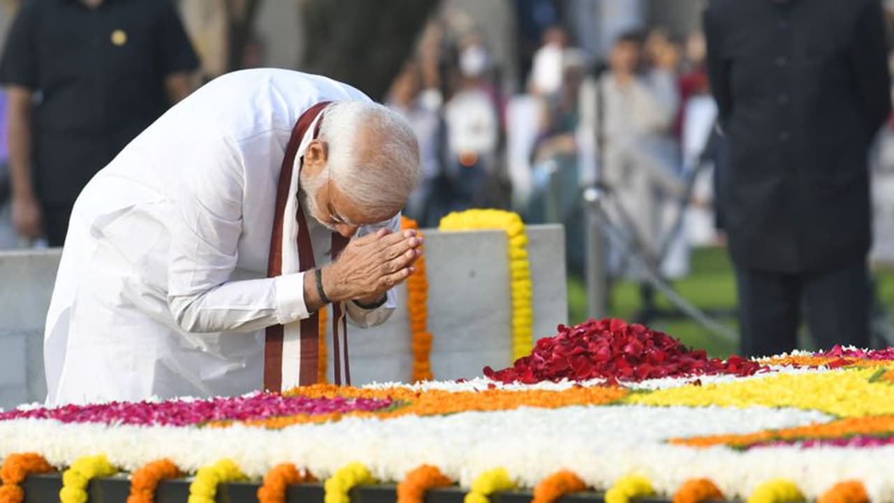 Mahatma Gandhi Jayanti:युवावस्था से पीएम बनने तक के सफर में बापू के विचारों को आत्मसात करते रहे नरेंद्र मोदी