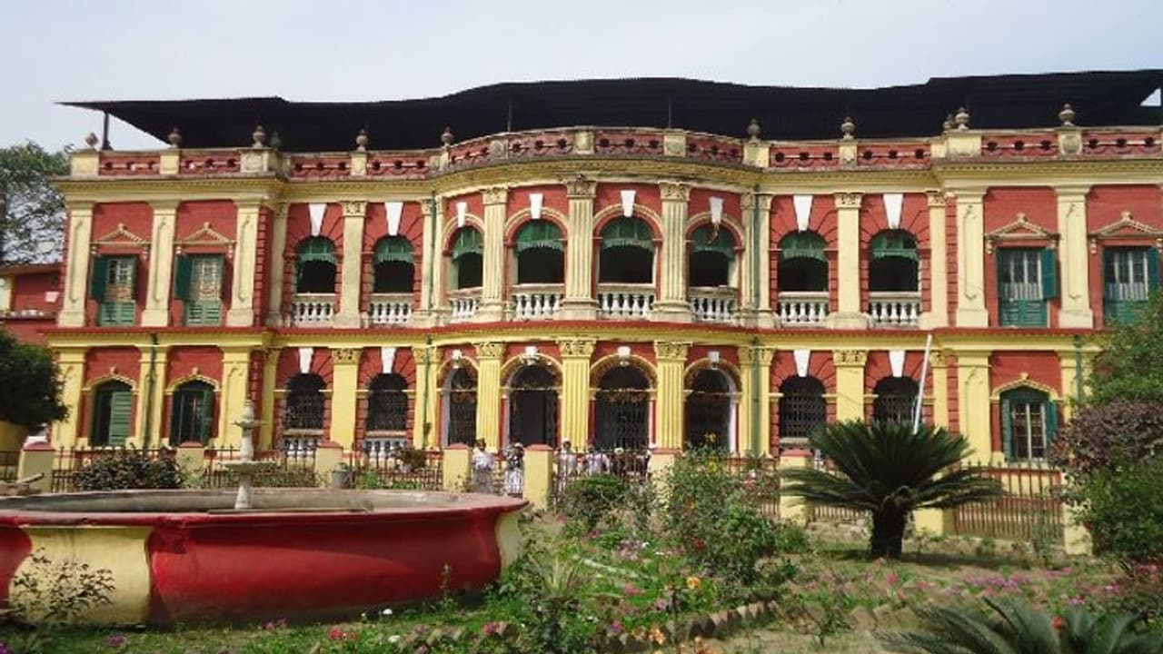 মহানন্দার জলে তলিয়ে যায় ইটাহারের জমিদারবাড়ি, তারপর ভূপালপুরের রাজপ্রাসাদে শুরু হল দুর্গাপুজো মহানন্দার জলে তলিয়ে যায় ইটাহারের জমিদারবাড়ি, তারপর ভূপালপুরের রাজপ্রাসাদে শুরু হল দুর্গাপুজো