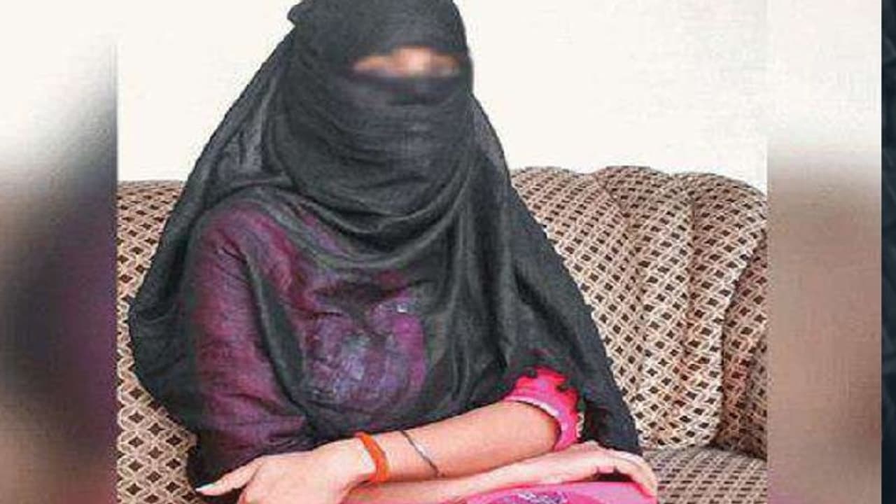 इंसानियत शर्मसार: दरिंदों ने महिला के साथ किया घिनौना काम, वो चीखती रही और हैवान करते रहे हद पार इंसानियत शर्मसार: दरिंदों ने महिला के साथ किया घिनौना काम, वो चीखती रही और हैवान करते रहे हद पार