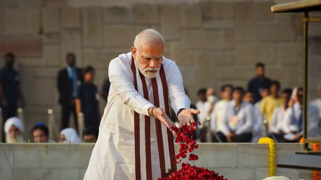 জাতির জনকের সামনে নতজানু দেশ, গান্ধী জয়ন্তীতে প্রধানমন্ত্রী মোদী সহ তাবড় নেতাদের শ্রদ্ধার্ঘ্য জাতির জনকের সামনে নতজানু দেশ, গান্ধী জয়ন্তীতে প্রধানমন্ত্রী মোদী সহ তাবড় নেতাদের শ্রদ্ধার্ঘ্য