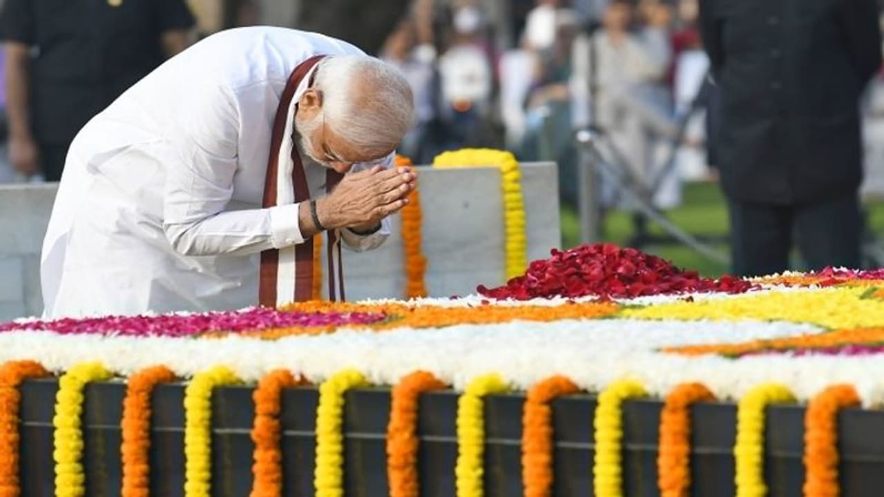 PM मोदी ने महात्मा गांधी और लाल बहादुर शास्त्री को दी श्रद्धांजलि, लोगों के की खादी खरीदने की अपील