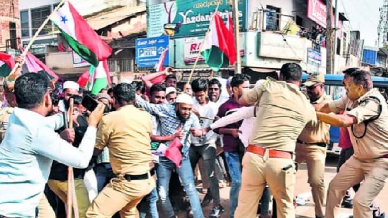 'इस्लाम खतरे में है, मौला को तुम्हारी जरूरत है' कहकर बरगलाए जा रहे थे युवा, पूछताछ में कई और राज आए सामने 'इस्लाम खतरे में है, मौला को तुम्हारी जरूरत है' कहकर बरगलाए जा रहे थे युवा, पूछताछ में कई और राज आए सामने