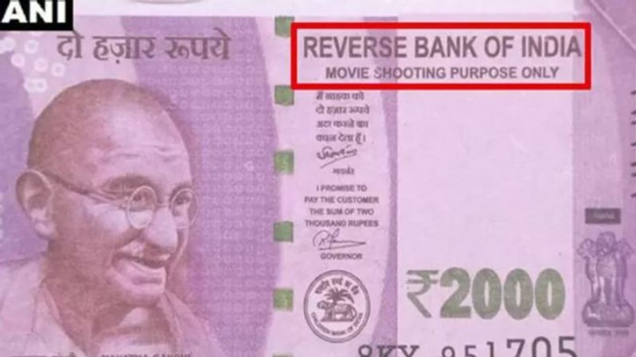 കള്ളനോട്ട് കടത്തിന് ആംബുലൻസ്, പക്ഷേ 'റിവേഴ്സ് ബാങ്ക്' ചതിച്ചു; ഗുജറാത്തിൽ പിടികൂടിയത് 100കോടിയുടെ വ്യാജനോട്ട് കള്ളനോട്ട് കടത്തിന് ആംബുലൻസ്, പക്ഷേ 'റിവേഴ്സ് ബാങ്ക്' ചതിച്ചു; ഗുജറാത്തിൽ പിടികൂടിയത് 100കോടിയുടെ വ്യാജനോട്ട്