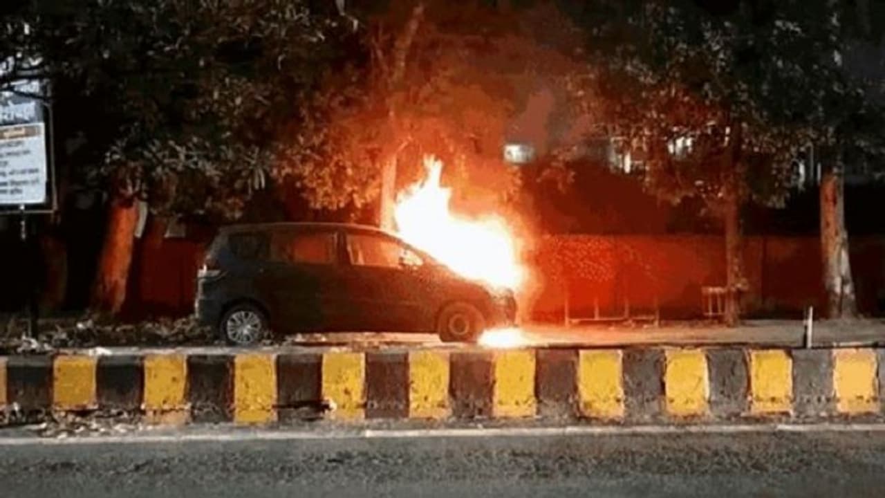 मेरठ: धू धूकर जलती रही कार, जांच संबंधी कागजात भी थे गाड़ी में मौजूद, महिला अफसर को है इस बात का शक मेरठ: धू धूकर जलती रही कार, जांच संबंधी कागजात भी थे गाड़ी में मौजूद, महिला अफसर को है इस बात का शक