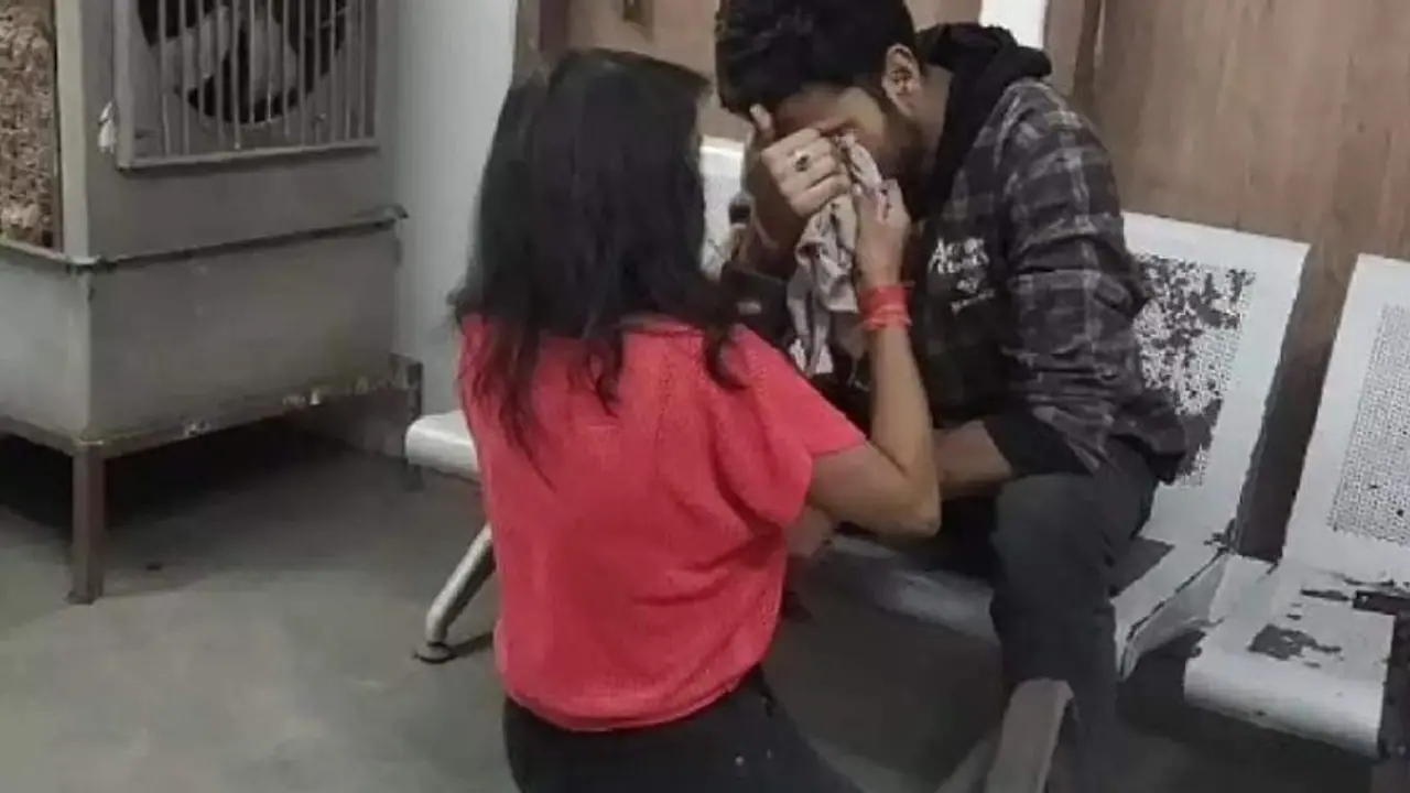 पार्क में प्राइवेट टाइम स्पेंड कर रहा था कपल: तभी आ धमके मनचले BF के सामने उतारवाए गर्लफ्रेंड के कपड़े, फिर... पार्क में प्राइवेट टाइम स्पेंड कर रहा था कपल: तभी आ धमके मनचले BF के सामने उतारवाए गर्लफ्रेंड के कपड़े, फिर...