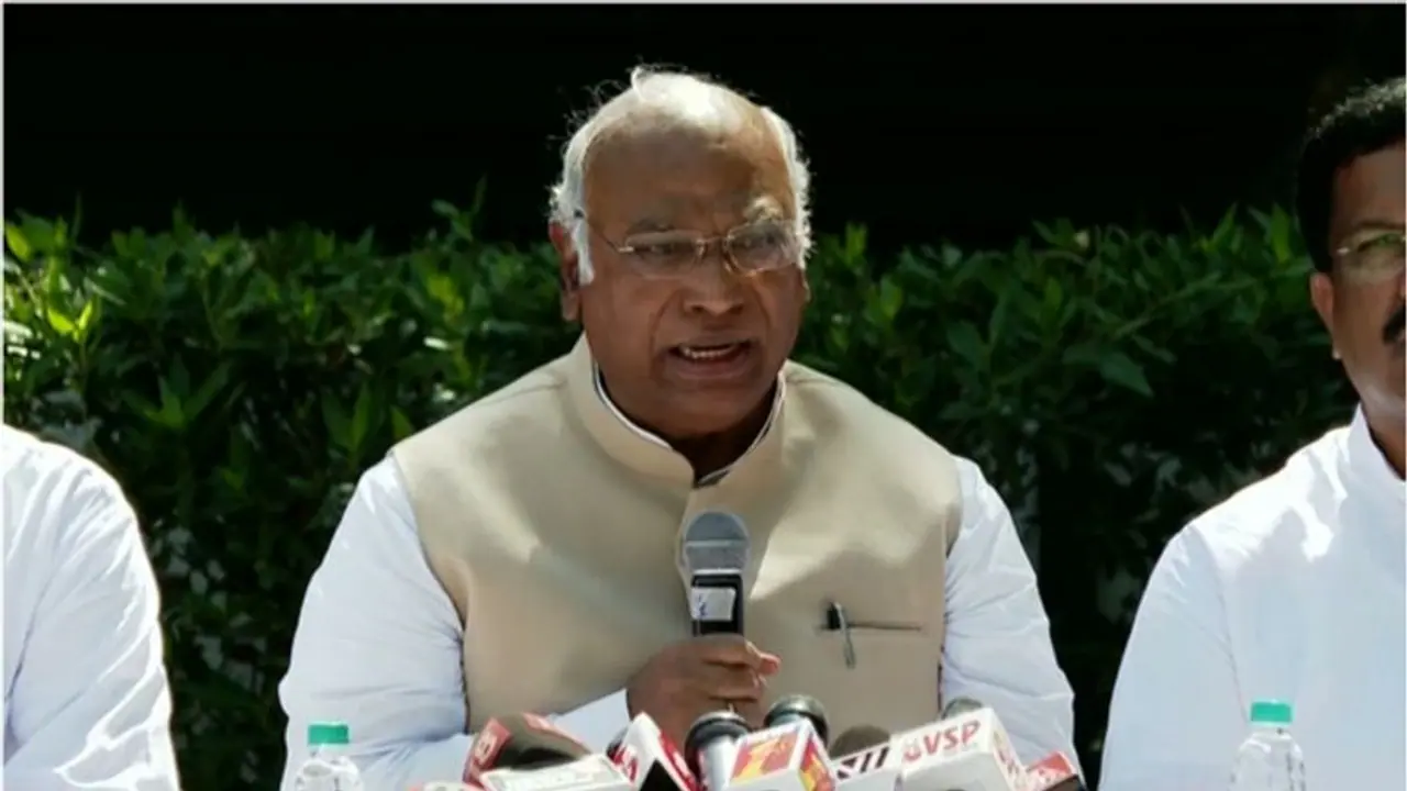 ಗಾಂಧಿ ಕುಟುಂಬದ ಸಲಹೆ ಪಡೆಯಲು ನಾಚಿಕೆಯಿಲ್ಲ: ಮಲ್ಲಿಕಾರ್ಜುನ ಖರ್ಗೆ ಗಾಂಧಿ ಕುಟುಂಬದ ಸಲಹೆ ಪಡೆಯಲು ನಾಚಿಕೆಯಿಲ್ಲ: ಮಲ್ಲಿಕಾರ್ಜುನ ಖರ್ಗೆ