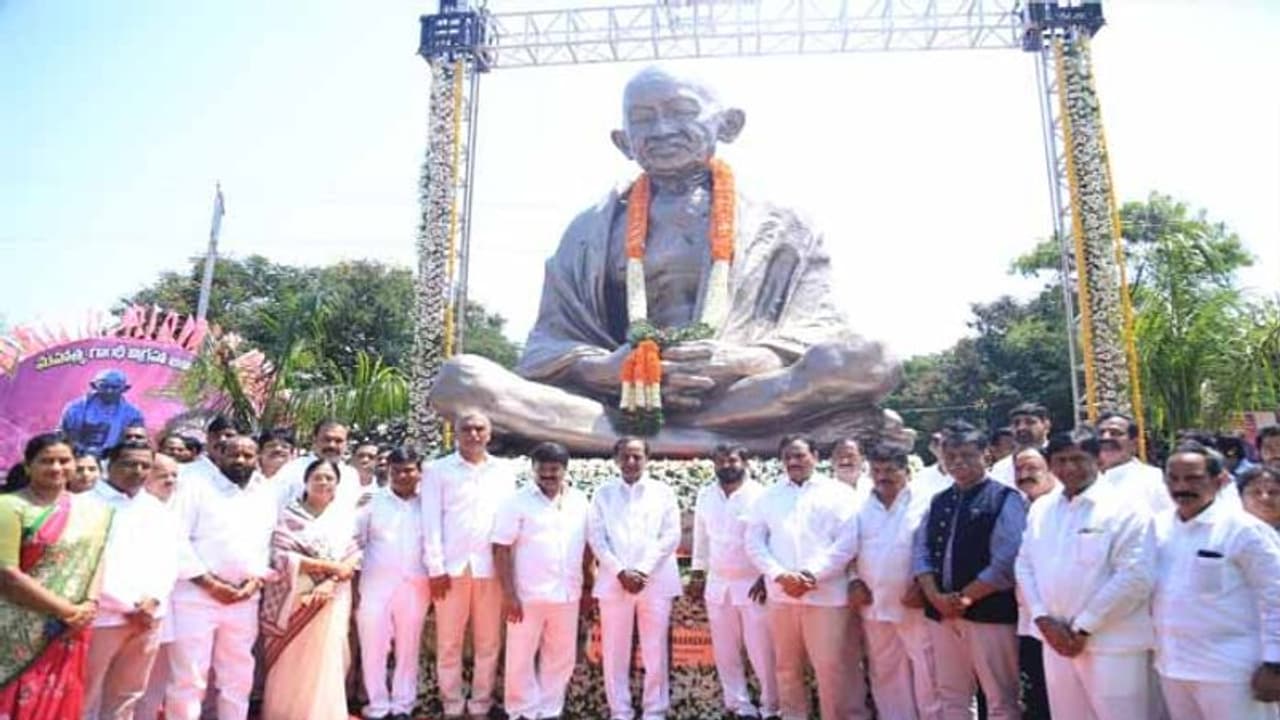 గాంధీ ఆసుపత్రి: 16 అడుగుల గాంధీ విగ్రహన్ని ఆవిష్కరించిన కేసీఆర్ గాంధీ ఆసుపత్రి: 16 అడుగుల గాంధీ విగ్రహన్ని ఆవిష్కరించిన కేసీఆర్