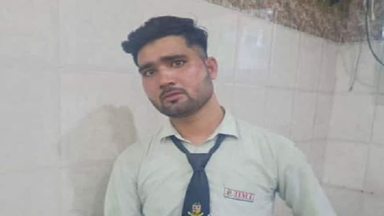 अलीगढ़: हिंदू छात्रा के साथ पकड़ा गया गैर समुदाय का लड़का, एबीवीपी के कार्यकर्ताओं ने युवक की कर दी ऐसी हालत अलीगढ़: हिंदू छात्रा के साथ पकड़ा गया गैर समुदाय का लड़का, एबीवीपी के कार्यकर्ताओं ने युवक की कर दी ऐसी हालत