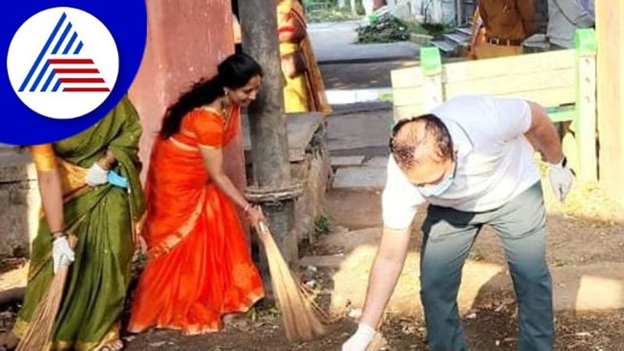 Gandhi Jayanti: ಪೊರಕೆ ಹಿಡಿದು ಕಸಗೂಡಿಸಿದ ಕಲಬುರಗಿ ಜಿ.ಪಂ ಸಿಇಒ Gandhi Jayanti: ಪೊರಕೆ ಹಿಡಿದು ಕಸಗೂಡಿಸಿದ ಕಲಬುರಗಿ ಜಿ.ಪಂ ಸಿಇಒ