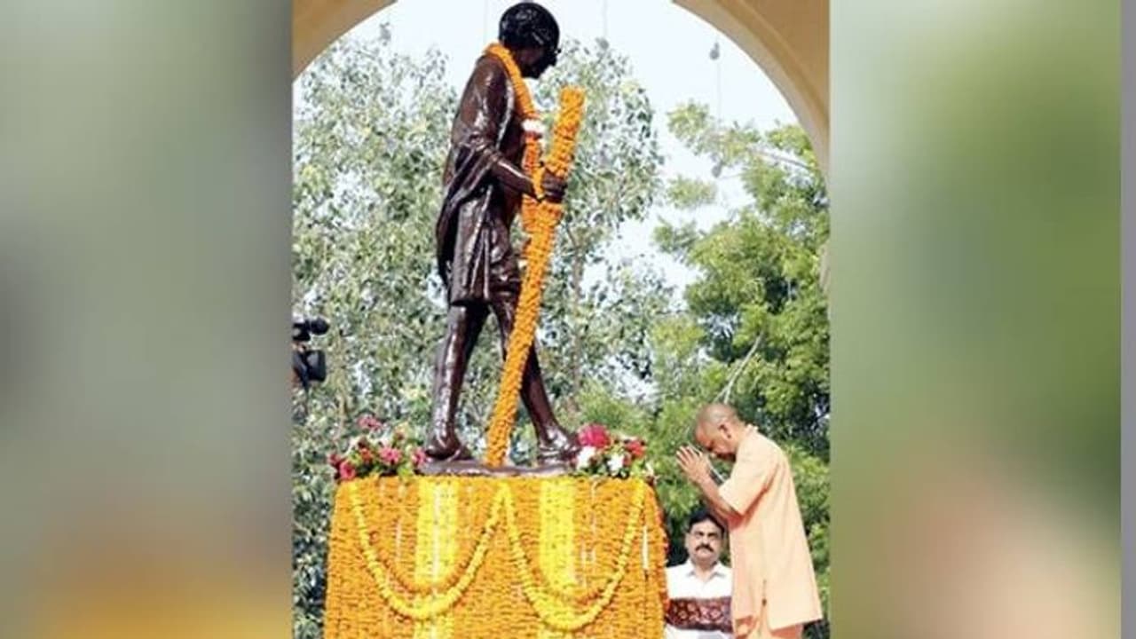 ഗാന്ധി ജയന്തി ദിനത്തിൽ ഗാന്ധി പ്രതിമയിൽ പുഷ്പാര്‍ച്ചന നടത്തി യോഗി ആദിത്യനാഥ്