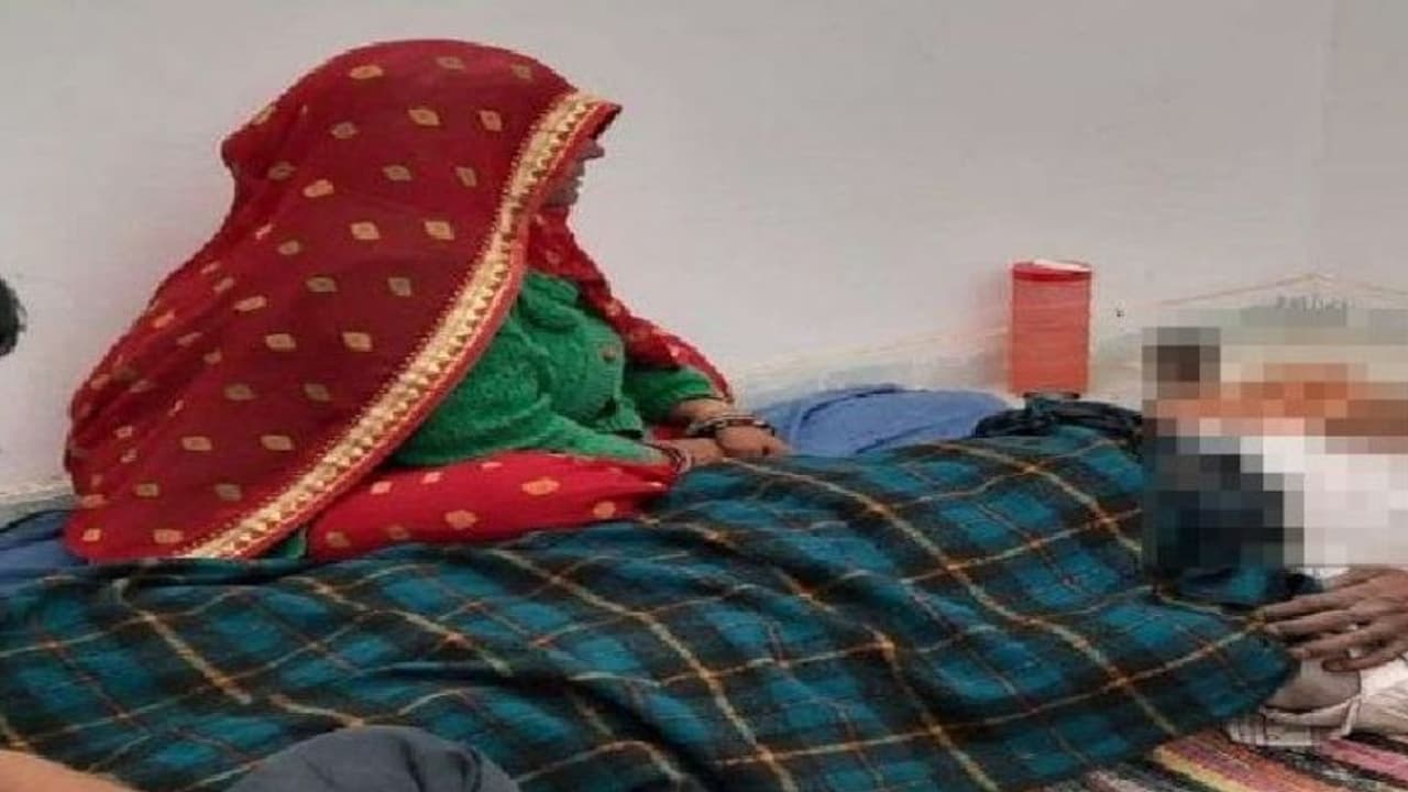 हाथों में ही उजड़ गया सुहाग: पत्नी की गोद में थमी पति की सांसे, शव से लिपट घंटों रोती रही...मंजर डरावना था हाथों में ही उजड़ गया सुहाग: पत्नी की गोद में थमी पति की सांसे, शव से लिपट घंटों रोती रही...मंजर डरावना था